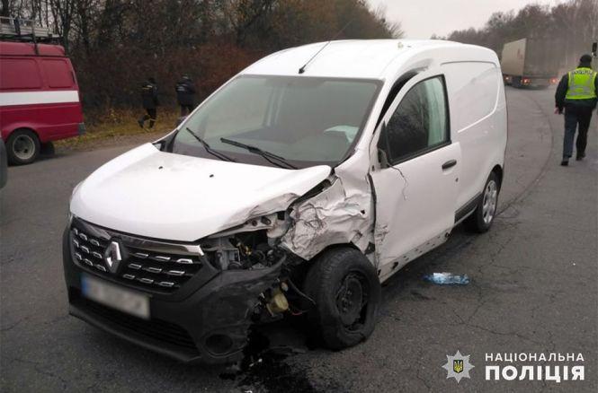 Під Хмельницьким п'янючий водій протаранив бус, у якому їхала родина з дитиною (ФОТО), фото №1 на сайті vsim.ua