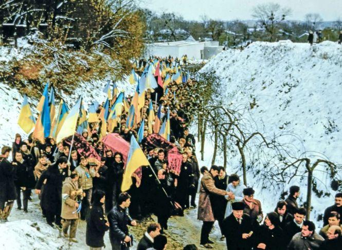 Новини Вінниці - фото з 30 років тому перепоховали Стуса. Хрест на його могилі у Києві – з ямпільського пісковика 30 років тому перепоховали Стуса. Хрест на його могилі у Києві – з ямпільського пісковика, фото №7 на сайті 20minut.ua