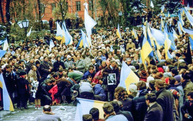 Новини Вінниці - фото з 30 років тому перепоховали Стуса. Хрест на його могилі у Києві – з ямпільського пісковика 30 років тому перепоховали Стуса. Хрест на його могилі у Києві – з ямпільського пісковика, фото №3 на сайті 20minut.ua