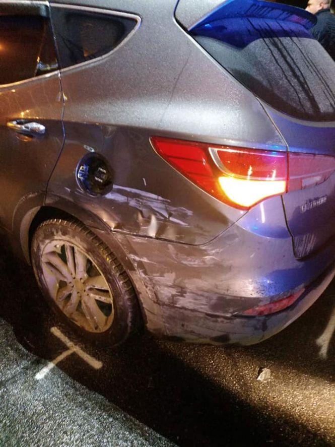 Аварія на Лісопарку: копи на Mitsubishi наздогнали Hyundai, фото №2 на сайті 20minut.ua