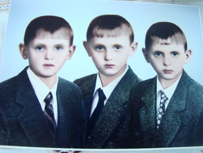 Новини Вінниці - фото з «Як тебе звати?» Історія трьох братів-близнюків, яких у дитинстві не міг упізнати навіть батько «Як тебе звати?» Історія трьох братів-близнюків, яких у дитинстві не міг упізнати навіть батько, фото №2 на сайті 20minut.ua