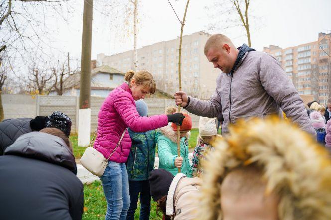 Новини Вінниці - фото з «Посади дерево – збережи довкілля» на територіях вінницьких шкіл висадять 115 саджанців «Посади дерево – збережи довкілля» на територіях вінницьких шкіл висадять 115 саджанців, фото №5 на сайті 20minut.ua