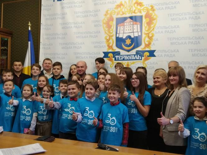 Новини Тернополя - фото з Відео дня: Сергій Надал розказав школярам, що роблять чиновники в міській раді Відео дня: Сергій Надал розказав школярам, що роблять чиновники в міській раді, фото №1 на сайті 20minut.ua