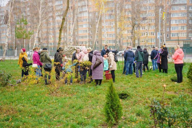 Новини Вінниці - фото з «Посади дерево – збережи довкілля» на територіях вінницьких шкіл висадять 115 саджанців «Посади дерево – збережи довкілля» на територіях вінницьких шкіл висадять 115 саджанців, фото №7 на сайті 20minut.ua
