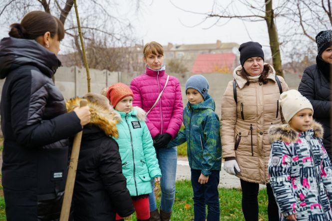 Новини Вінниці - фото з «Посади дерево – збережи довкілля» на територіях вінницьких шкіл висадять 115 саджанців «Посади дерево – збережи довкілля» на територіях вінницьких шкіл висадять 115 саджанців, фото №3 на сайті 20minut.ua