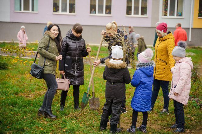 Новини Вінниці - фото з «Посади дерево – збережи довкілля» на територіях вінницьких шкіл висадять 115 саджанців «Посади дерево – збережи довкілля» на територіях вінницьких шкіл висадять 115 саджанців, фото №4 на сайті 20minut.ua
