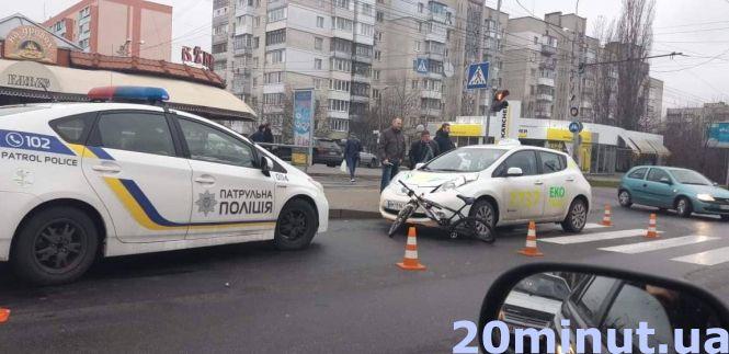 ДТП на Шевченка: велосипед під колесами таксі та чоловік на асфальті, фото №2 на сайті 20minut.ua