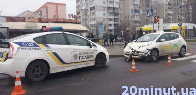 ДТП на Шевченка: велосипед під колесами таксі та чоловік на асфальті, фото №1 на сайті 20minut.ua