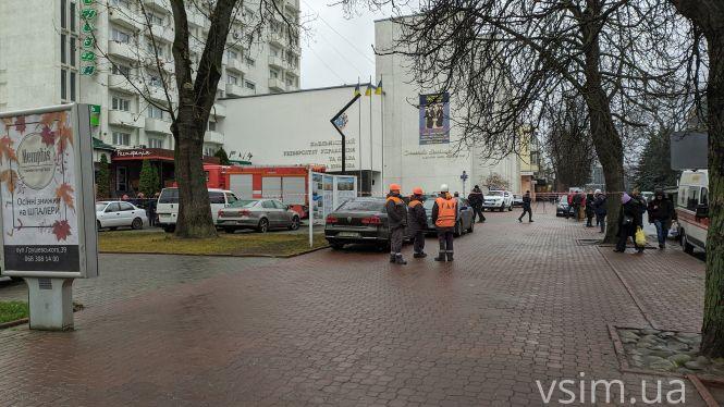 Новини Хмельницького - фото з У двох ВУЗах Хмельницького шукають вибухівку (ФОТО, ВІДЕО) У двох ВУЗах Хмельницького шукають вибухівку (ФОТО, ВІДЕО), фото №6 на сайті vsim.ua