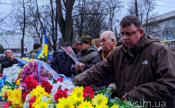 Новини Хмельницького - фото з Сотні хмельничан поклали квіти до меморіалу Героям Небесної Сотні (ФОТО) Сотні хмельничан поклали квіти до меморіалу Героям Небесної Сотні (ФОТО), фото №3 на сайті vsim.ua