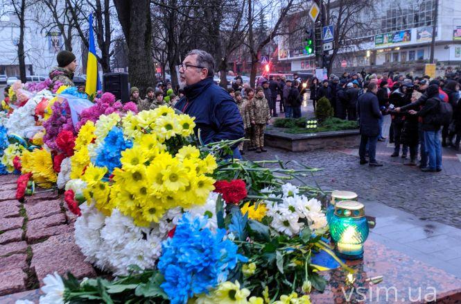 Новини Хмельницького - фото з Сотні хмельничан поклали квіти до меморіалу Героям Небесної Сотні (ФОТО) Сотні хмельничан поклали квіти до меморіалу Героям Небесної Сотні (ФОТО), фото №7 на сайті vsim.ua
