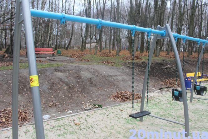 Новини Тернополя - фото з Вандалізм: інклюзивний дитмайданчик в парку ще не відкрили, а вже понищили Вандалізм: інклюзивний дитмайданчик в парку ще не відкрили, а вже понищили, фото №1 на сайті 20minut.ua