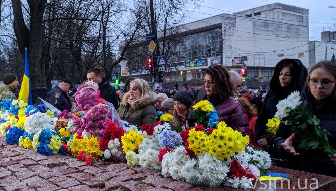 Новини Хмельницького - фото з Сотні хмельничан поклали квіти до меморіалу Героям Небесної Сотні (ФОТО) Сотні хмельничан поклали квіти до меморіалу Героям Небесної Сотні (ФОТО), фото №5 на сайті vsim.ua