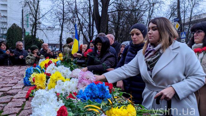 Новини Хмельницького - фото з Сотні хмельничан поклали квіти до меморіалу Героям Небесної Сотні (ФОТО) Сотні хмельничан поклали квіти до меморіалу Героям Небесної Сотні (ФОТО), фото №4 на сайті vsim.ua