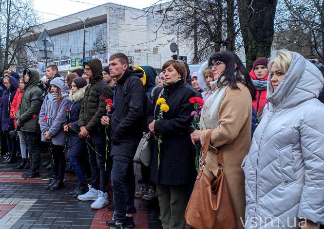 Новини Хмельницького - фото з Сотні хмельничан поклали квіти до меморіалу Героям Небесної Сотні (ФОТО) Сотні хмельничан поклали квіти до меморіалу Героям Небесної Сотні (ФОТО), фото №1 на сайті vsim.ua