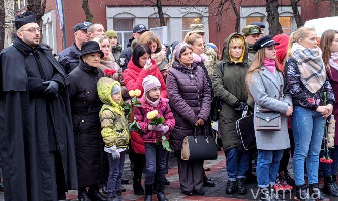Новини Хмельницького - фото з Сотні хмельничан поклали квіти до меморіалу Героям Небесної Сотні (ФОТО) Сотні хмельничан поклали квіти до меморіалу Героям Небесної Сотні (ФОТО), фото №2 на сайті vsim.ua