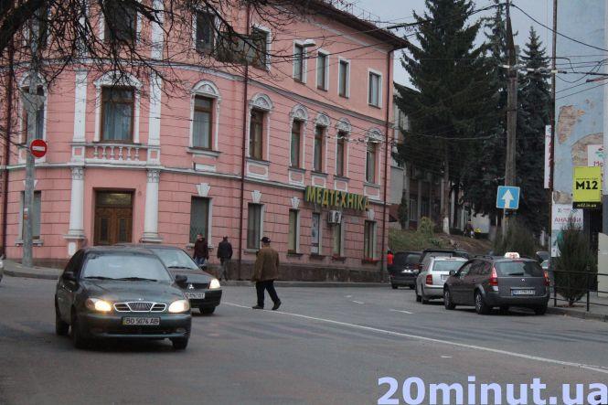 Новини Тернополя - фото з Біля Chicken Hut більше немає пішохідного переходу: людей це не зупиняє Біля Chicken Hut більше немає пішохідного переходу: людей це не зупиняє, фото №1 на сайті 20minut.ua