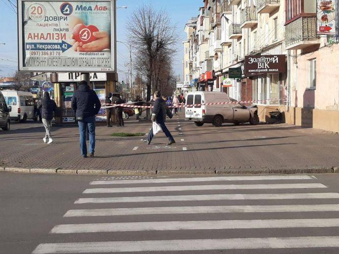 Новини Вінниці - фото з На Коцюбинського Nissan в'їхав у житловий будинок. Водій загинув На Коцюбинського Nissan в'їхав у житловий будинок. Водій загинув, фото №3 на сайті 20minut.ua