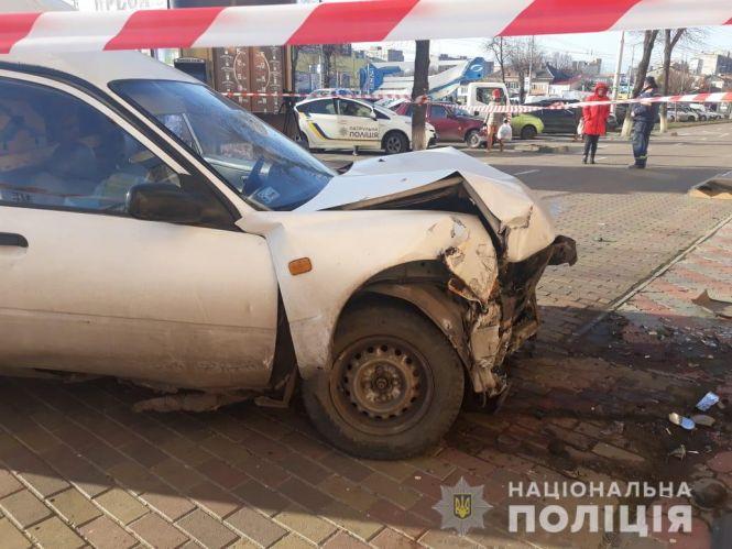 Новини Вінниці - фото з На Коцюбинського Nissan в'їхав у житловий будинок. Водій загинув На Коцюбинського Nissan в'їхав у житловий будинок. Водій загинув, фото №2 на сайті 20minut.ua