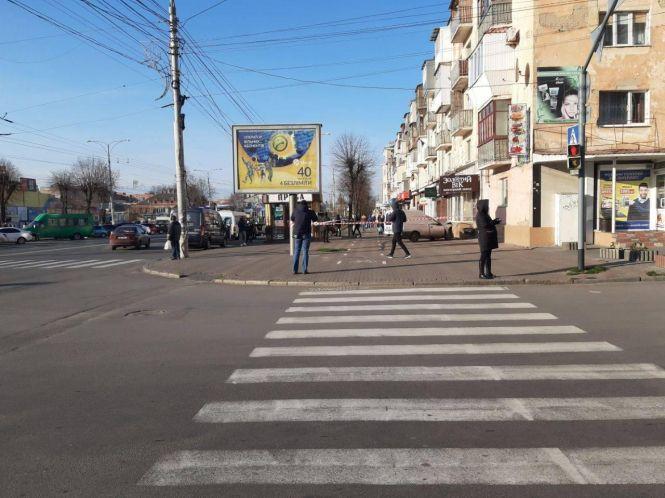 Новини Вінниці - фото з На Коцюбинського Nissan в'їхав у житловий будинок. Водій загинув На Коцюбинського Nissan в'їхав у житловий будинок. Водій загинув, фото №1 на сайті 20minut.ua