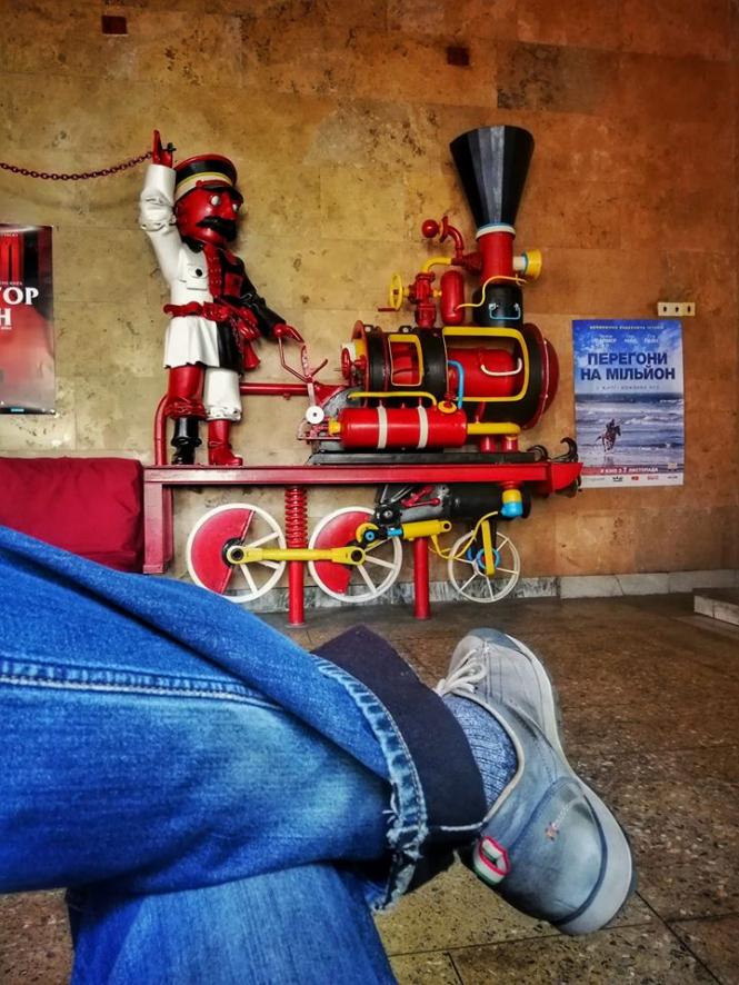 Новини Хмельницького - фото з Хмельничанин фотографує ноги незнайомців та викладає їх у соцмережі Хмельничанин фотографує ноги незнайомців та викладає їх у соцмережі, фото №3 на сайті vsim.ua