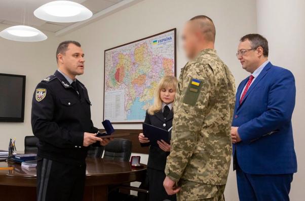 Новини Хмельницького - фото з Глава Нацполіції нагородив спецпризначенця, який врятував собаку на Хмельниччині (ФОТО) Глава Нацполіції нагородив спецпризначенця, який врятував собаку на Хмельниччині (ФОТО), фото №1 на сайті vsim.ua