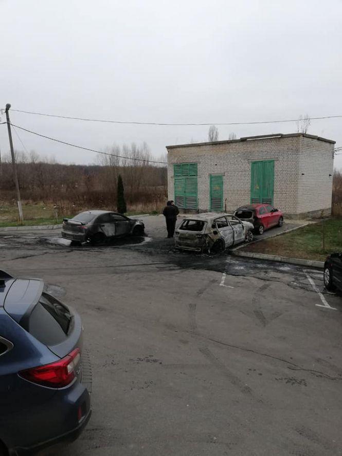 Новини Вінниці - фото з На Зулінського цієї ночі горіло три авто. За фактом підпалу відкрито провадження На Зулінського цієї ночі горіло три авто. За фактом підпалу відкрито провадження, фото №1 на сайті 20minut.ua