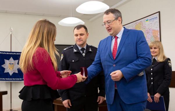 Новини Хмельницького - фото з Глава Нацполіції нагородив спецпризначенця, який врятував собаку на Хмельниччині (ФОТО) Глава Нацполіції нагородив спецпризначенця, який врятував собаку на Хмельниччині (ФОТО), фото №2 на сайті vsim.ua