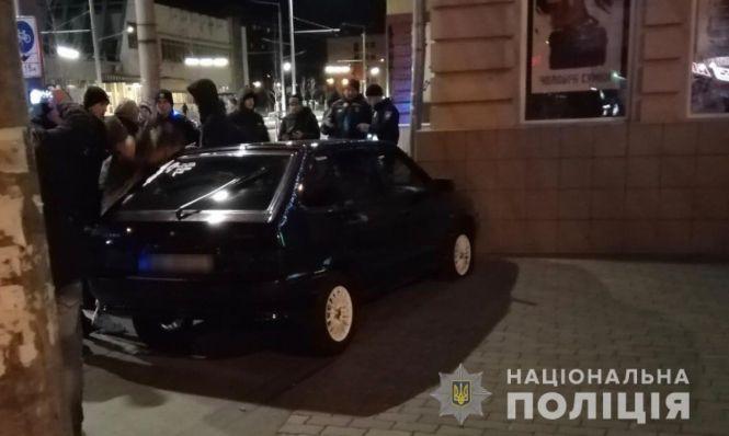 Новини Вінниці - фото з Ледь не збив пішоходів на тротуарі та протаранив стіну: нічні пригоди п'яного 21-річного водія Ледь не збив пішоходів на тротуарі та протаранив стіну: нічні пригоди п'яного 21-річного водія, фото №1 на сайті 20minut.ua