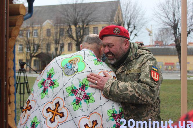 Новини Тернополя - фото з Їх об’єднала війна та кохання: у Тернополі обвінчались військовий та волонтерка Їх об’єднала війна та кохання: у Тернополі обвінчались військовий та волонтерка, фото №1 на сайті 20minut.ua