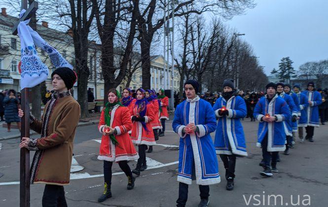Новини Хмельницького - фото з Сотні свічок та колоски в руках: у Хмельницькому вшанували жертв Голодомору Сотні свічок та колоски в руках: у Хмельницькому вшанували жертв Голодомору, фото №3 на сайті vsim.ua