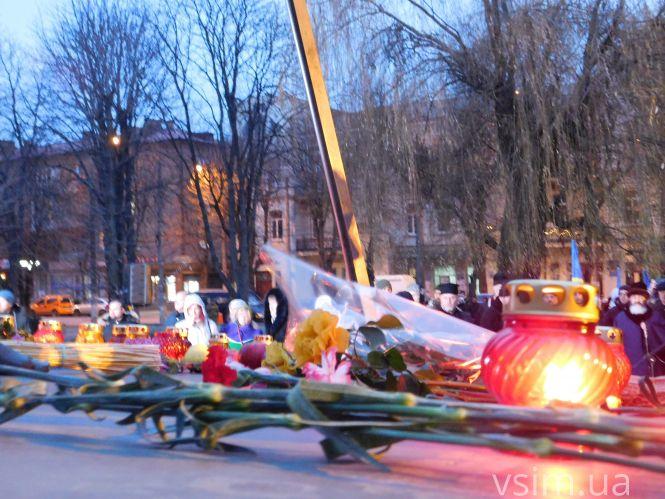 Новини Хмельницького - фото з Сотні свічок та колоски в руках: у Хмельницькому вшанували жертв Голодомору Сотні свічок та колоски в руках: у Хмельницькому вшанували жертв Голодомору, фото №14 на сайті vsim.ua