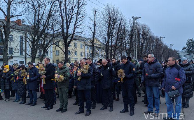 Новини Хмельницького - фото з Сотні свічок та колоски в руках: у Хмельницькому вшанували жертв Голодомору Сотні свічок та колоски в руках: у Хмельницькому вшанували жертв Голодомору, фото №1 на сайті vsim.ua