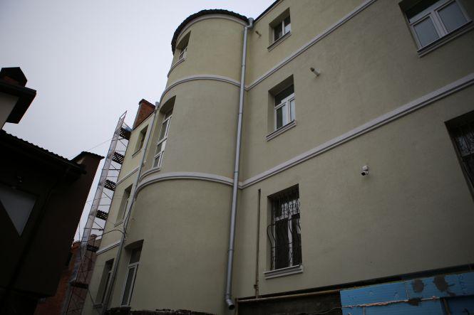 Салатовий з рожевими вставками. Показали фасад дому на Соборній, який ремонтують за кошти міста, фото №2 на сайті 20minut.ua