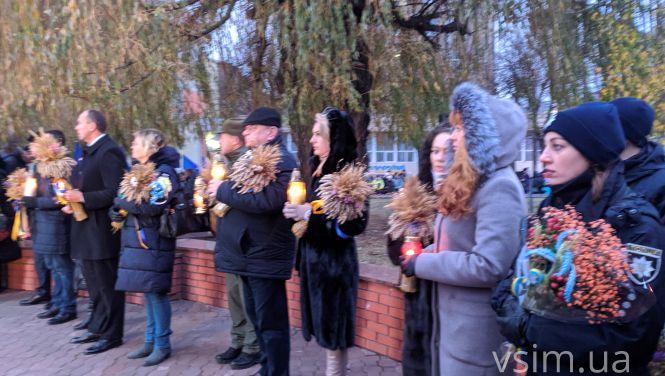 Новини Хмельницького - фото з Сотні свічок та колоски в руках: у Хмельницькому вшанували жертв Голодомору Сотні свічок та колоски в руках: у Хмельницькому вшанували жертв Голодомору, фото №10 на сайті vsim.ua