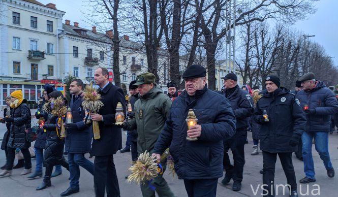 Новини Хмельницького - фото з Сотні свічок та колоски в руках: у Хмельницькому вшанували жертв Голодомору Сотні свічок та колоски в руках: у Хмельницькому вшанували жертв Голодомору, фото №4 на сайті vsim.ua