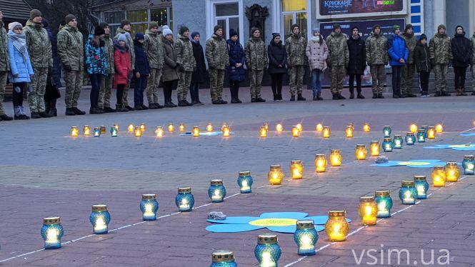 Новини Хмельницького - фото з Сотні свічок та колоски в руках: у Хмельницькому вшанували жертв Голодомору Сотні свічок та колоски в руках: у Хмельницькому вшанували жертв Голодомору, фото №9 на сайті vsim.ua