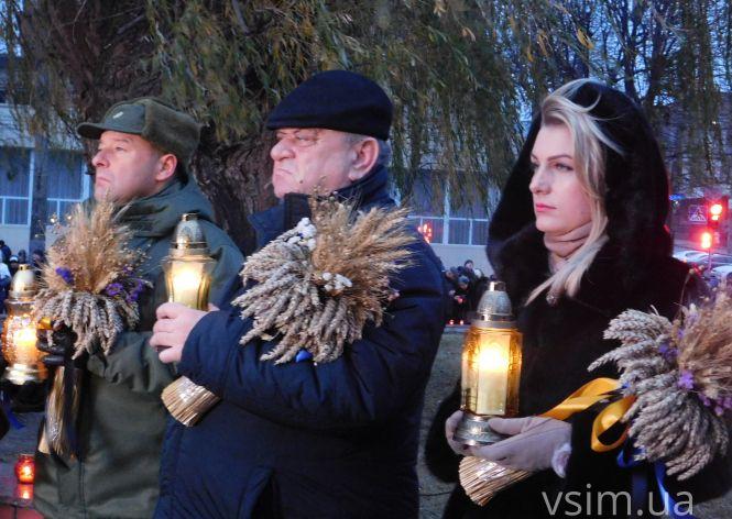 Новини Хмельницького - фото з Сотні свічок та колоски в руках: у Хмельницькому вшанували жертв Голодомору Сотні свічок та колоски в руках: у Хмельницькому вшанували жертв Голодомору, фото №12 на сайті vsim.ua