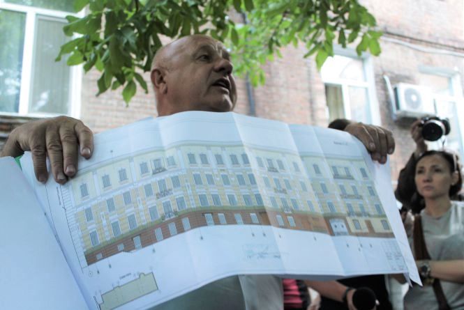 Салатовий з рожевими вставками. Показали фасад дому на Соборній, який ремонтують за кошти міста, фото №5 на сайті 20minut.ua