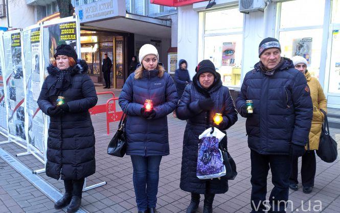Новини Хмельницького - фото з Сотні свічок та колоски в руках: у Хмельницькому вшанували жертв Голодомору Сотні свічок та колоски в руках: у Хмельницькому вшанували жертв Голодомору, фото №6 на сайті vsim.ua