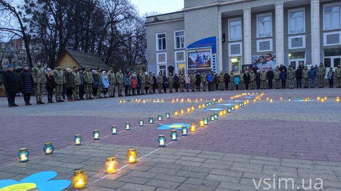 Новини Хмельницького - фото з Сотні свічок та колоски в руках: у Хмельницькому вшанували жертв Голодомору Сотні свічок та колоски в руках: у Хмельницькому вшанували жертв Голодомору, фото №8 на сайті vsim.ua