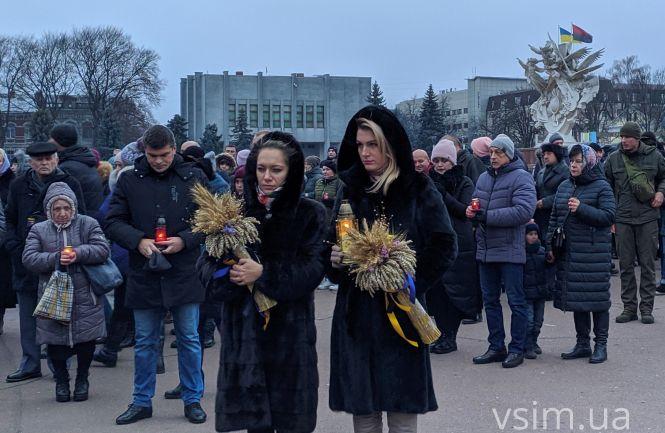 Новини Хмельницького - фото з Сотні свічок та колоски в руках: у Хмельницькому вшанували жертв Голодомору Сотні свічок та колоски в руках: у Хмельницькому вшанували жертв Голодомору, фото №2 на сайті vsim.ua