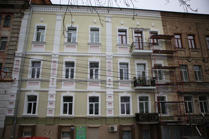 Салатовий з рожевими вставками. Показали фасад дому на Соборній, який ремонтують за кошти міста, фото №4 на сайті 20minut.ua