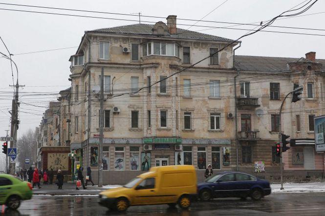 Салатовий з рожевими вставками. Показали фасад дому на Соборній, який ремонтують за кошти міста, фото №7 на сайті 20minut.ua