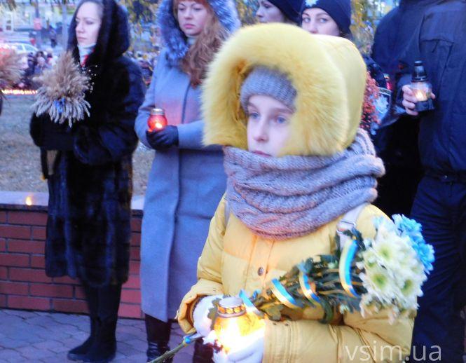 Новини Хмельницького - фото з Сотні свічок та колоски в руках: у Хмельницькому вшанували жертв Голодомору Сотні свічок та колоски в руках: у Хмельницькому вшанували жертв Голодомору, фото №13 на сайті vsim.ua