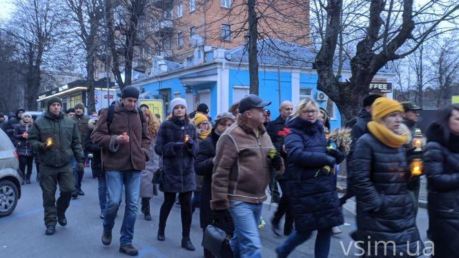 Новини Хмельницького - фото з Сотні свічок та колоски в руках: у Хмельницькому вшанували жертв Голодомору Сотні свічок та колоски в руках: у Хмельницькому вшанували жертв Голодомору, фото №5 на сайті vsim.ua