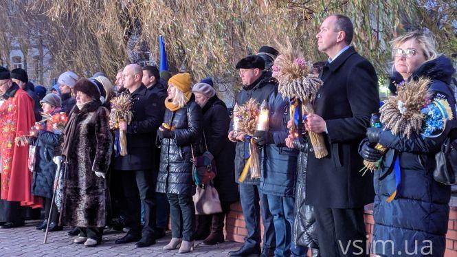 Новини Хмельницького - фото з Сотні свічок та колоски в руках: у Хмельницькому вшанували жертв Голодомору Сотні свічок та колоски в руках: у Хмельницькому вшанували жертв Голодомору, фото №11 на сайті vsim.ua