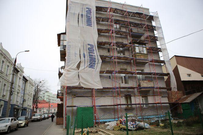 Салатовий з рожевими вставками. Показали фасад дому на Соборній, який ремонтують за кошти міста, фото №1 на сайті 20minut.ua