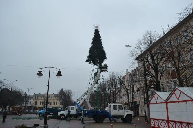 Фото дня: як центр Хмельницького готують до новорічних свят, фото №2 на сайті vsim.ua