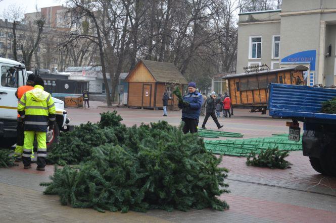 Фото дня: як центр Хмельницького готують до новорічних свят, фото №4 на сайті vsim.ua